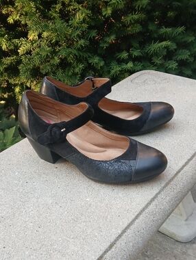Comfortiva "Alora" Mary Jane pumps. Sz 9.5 M